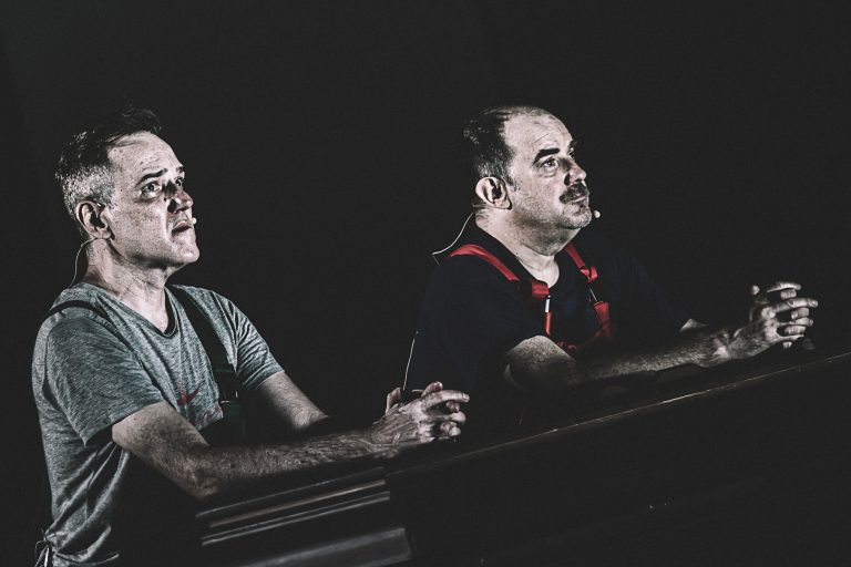 Σκηνή από την παράσταση «Το Θαύμα» με τον Θανάση Δήμου και τον Παναγιώτη Παναγόπουλο